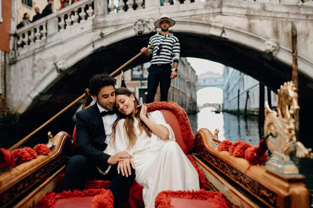 Venedig Hochzeit, Paar in Gondel