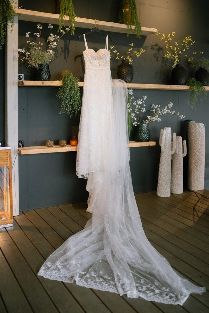 Spitze Brautkleid mit Schleier, Hochzeit Fernblick Deko.