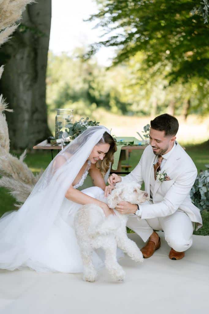 Hund ist der Ringträger bei einer freien Trauung im Schloss Eckertsau