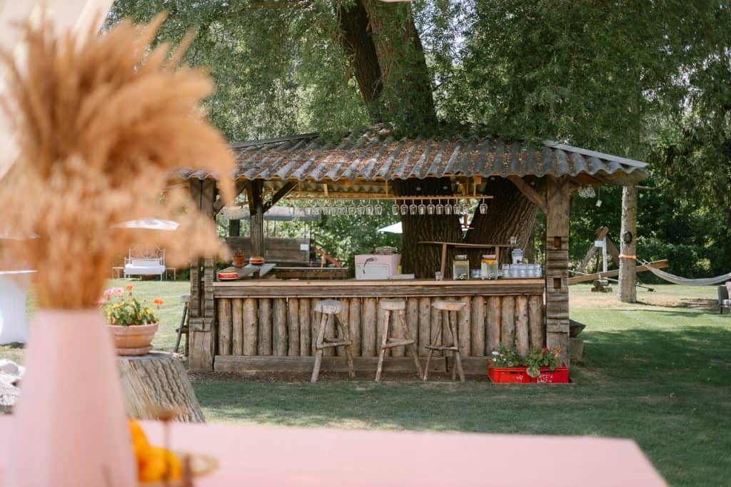 Rustikale Outdoor Bar Hochzeit Stadtflucht Bergmühle im Grünen.
