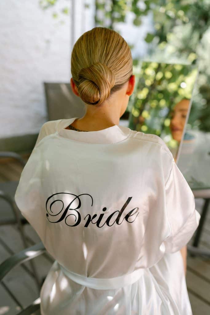 Braut im weißen Gewand im Freien, mit Spiegel, Hochzeit Tag.