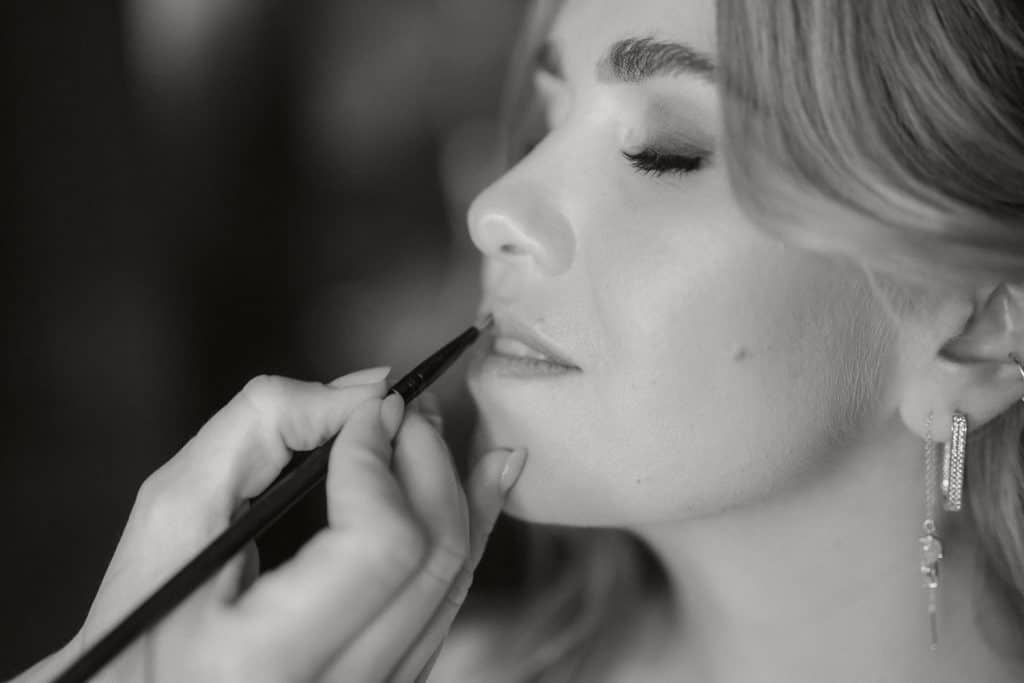 Braut Make-up, Lippenkontur, Hochzeit im Fernblick, Nahaufnahme.