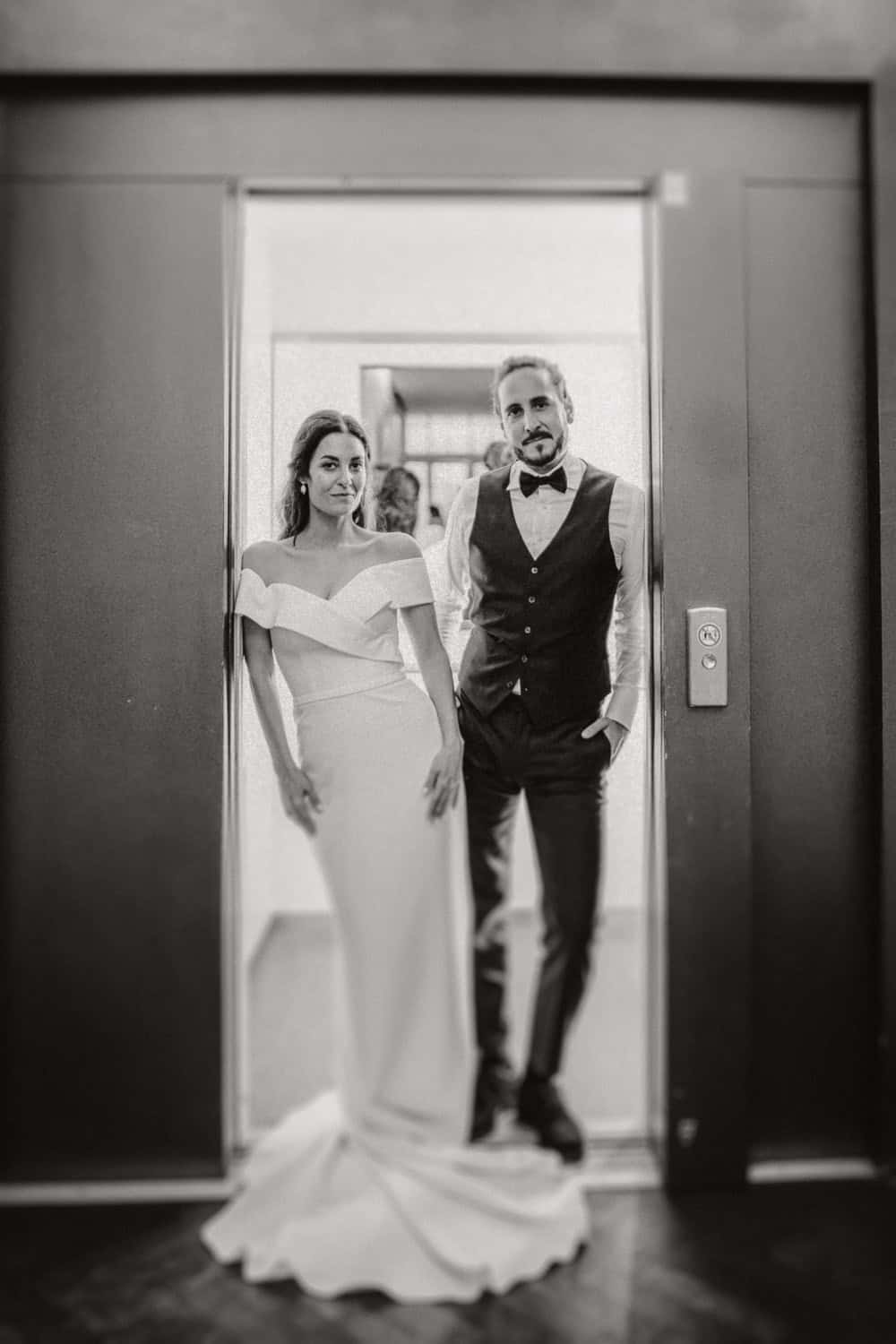 Hochzeitspaar im Aufzug, Schwarz-Weiß im Aiola Schloss