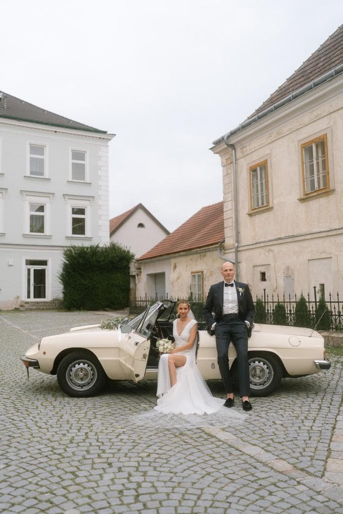 Braut im Oldtimer Cabrio mit Blumen, Brautpaar Portraits