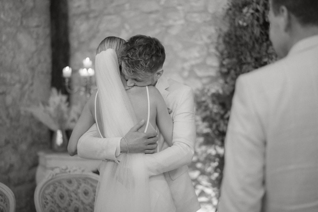 Brautpaar Umarmung Hochzeit Himmelblau emotionale Trauzeremonie.