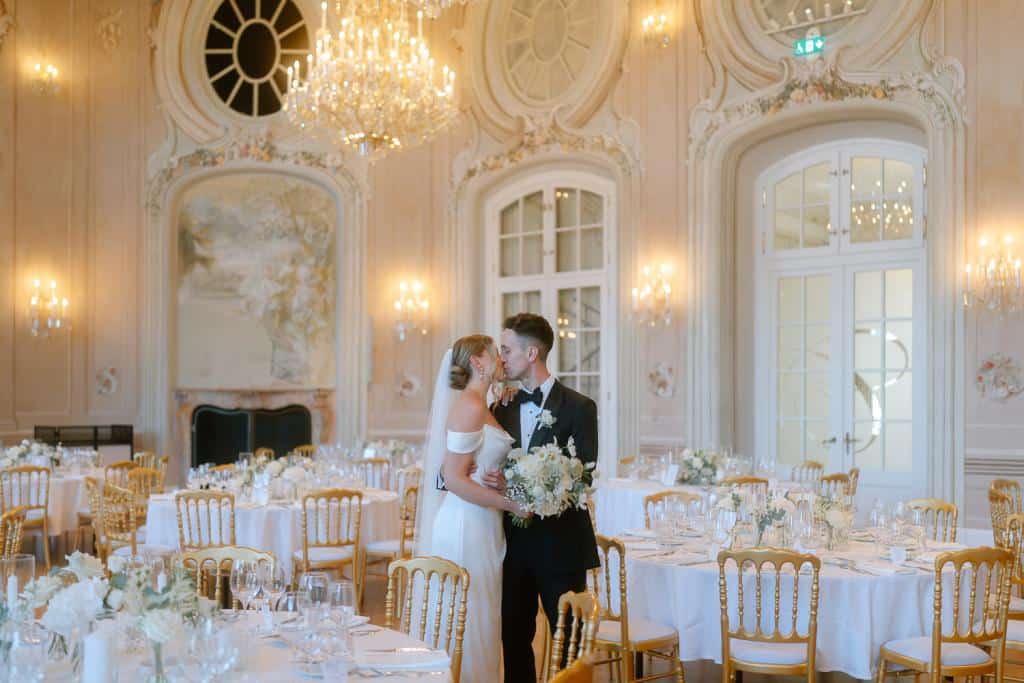Braut und Bräutigam küssen sich im Saal vom Luxemburger Conference Center