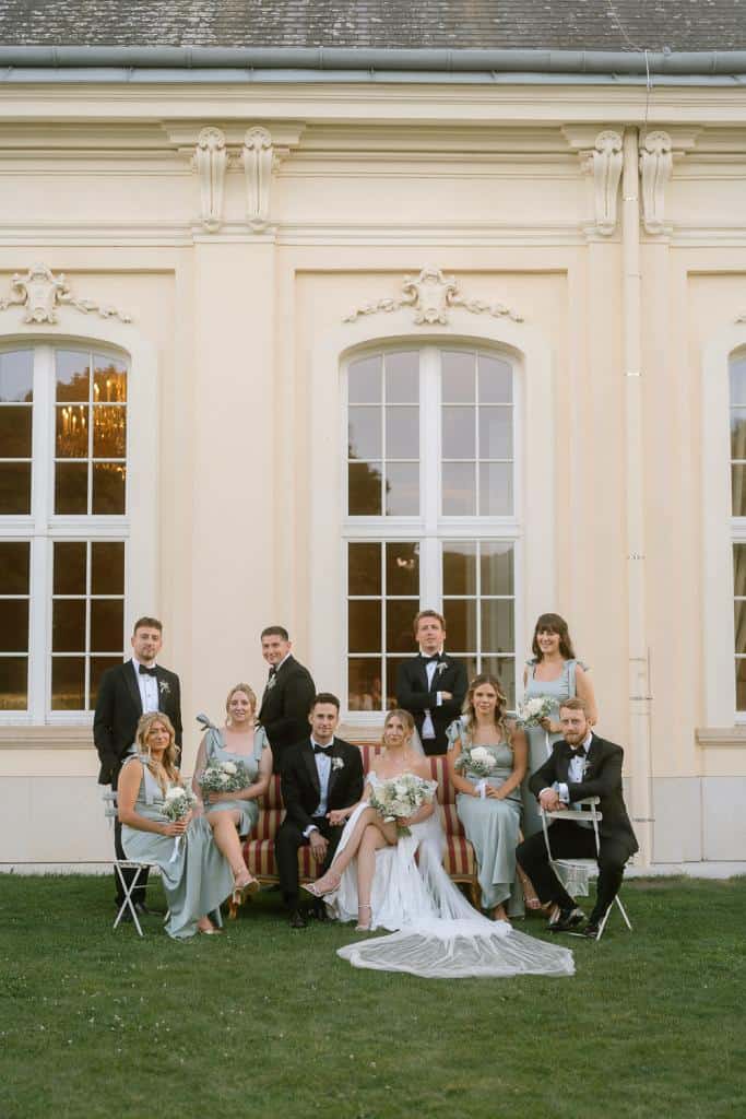 Hochzeitsfeier im Freien, Braut-Bräutigam-Zentrum, elegante Gruppenbilder im Laxenburg Conference Center