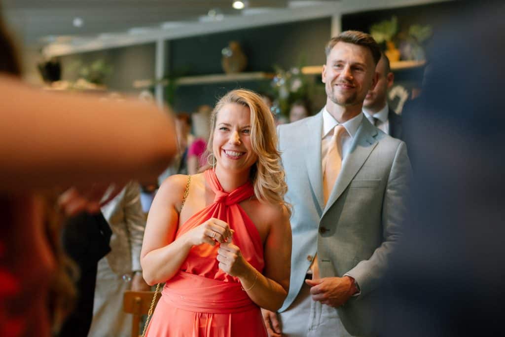 Frau und Mann Hochzeit Fernblick, festlich, grüne Dekoration.