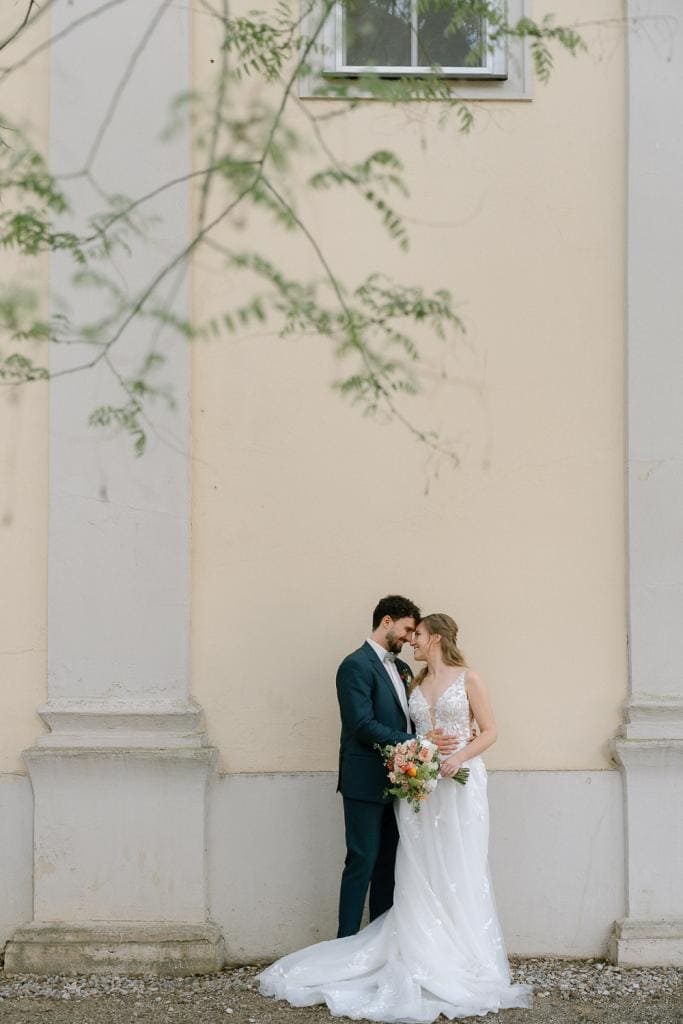Braut und Bräutigam vor elegantem Wand im Schloss Gurhof