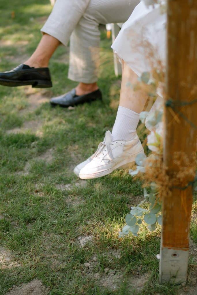 Zwei bei Stadtflucht Bergmühle Hochzeit, entspannte Feier im Freien.