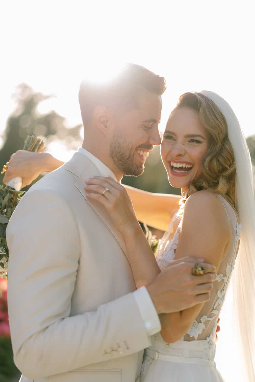 Brautpaar Hochzeit draußen, lächelnd, Sonnenlicht, Hochzeitsfoto im Schloss Eckertsau