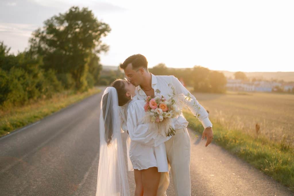 Braut und Bräutigam Kuss Stadtflucht Bergmühle Hochzeit Sonnenuntergang.