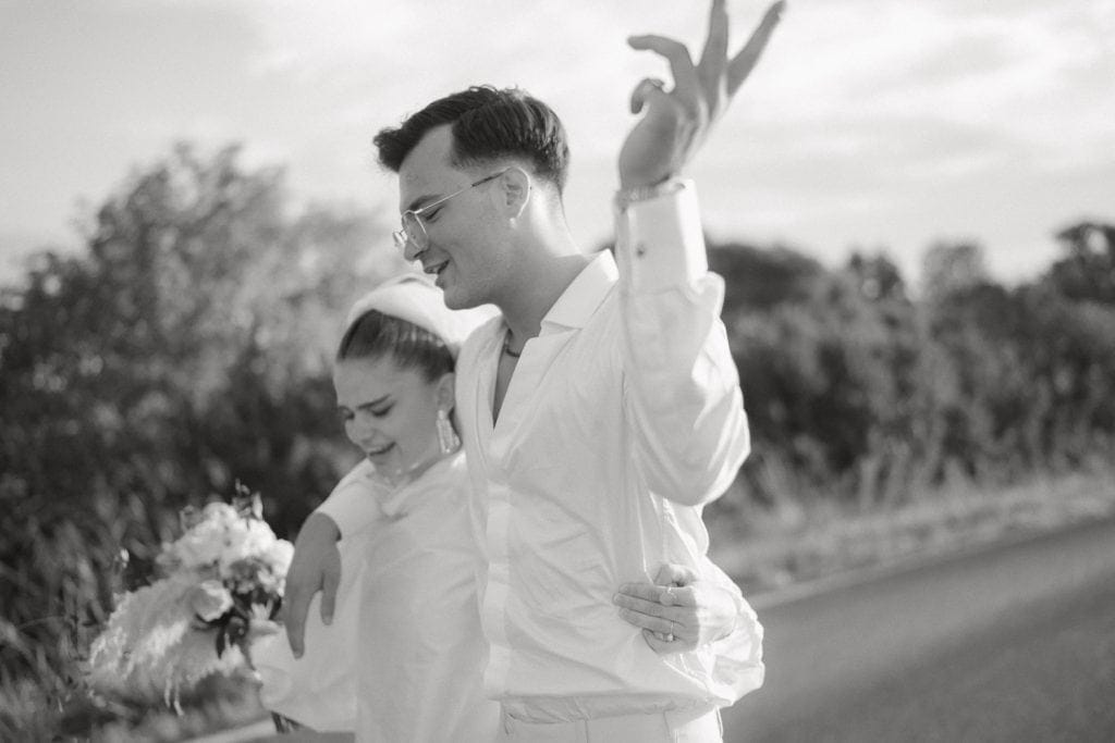 Hochzeitspaar bei Stadtflucht Bergmühle umarmt und feiert.