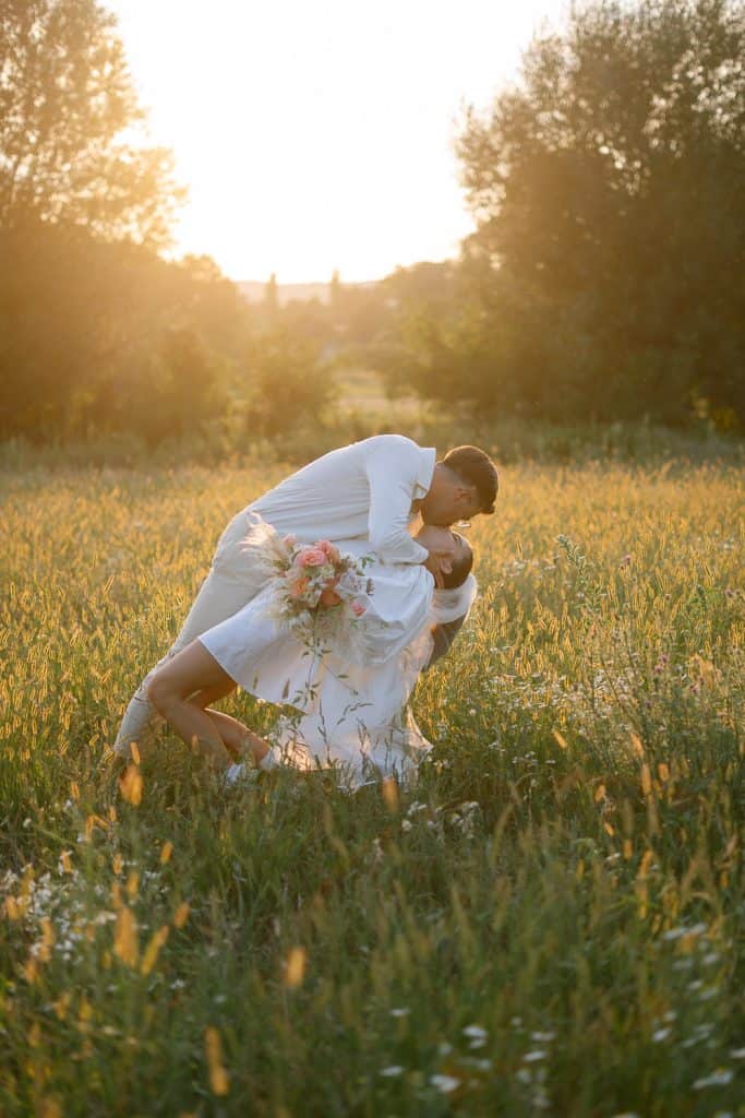 Brautpaar küsst sich Hochzeit Stadtflucht Bergmühle Sonnenuntergang.