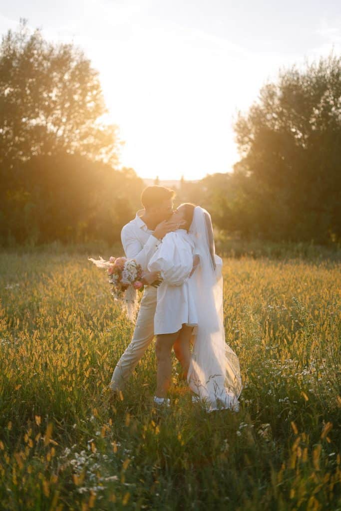 Braut und Bräutigam küssen sich Hochzeit Stadtflucht Bergmühle.
