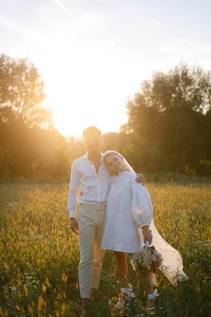 Brautpaar bei Sonnenuntergang in Stadtflucht Bergmühle Hochzeit.