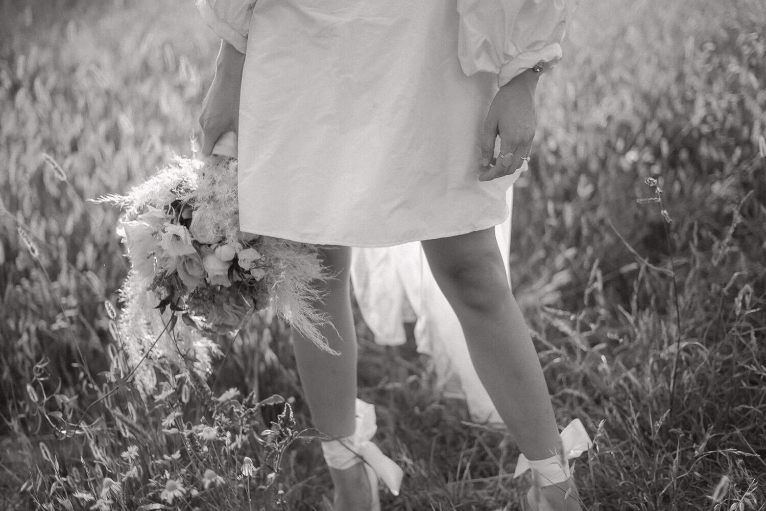 Braut in weißem Kleid mit Blumen bei Hochzeit Stadtflucht.