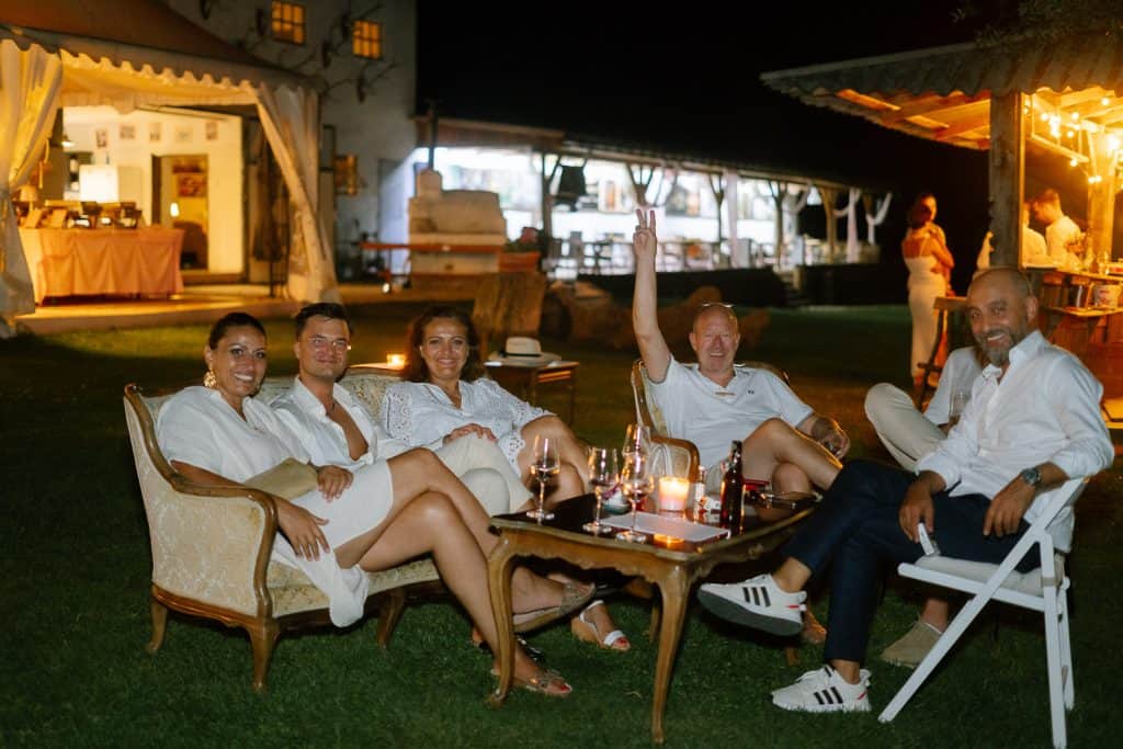 Outdoor Hochzeit Stadtflucht Bergmühle, Gäste entspannt bei Kerzenschein.