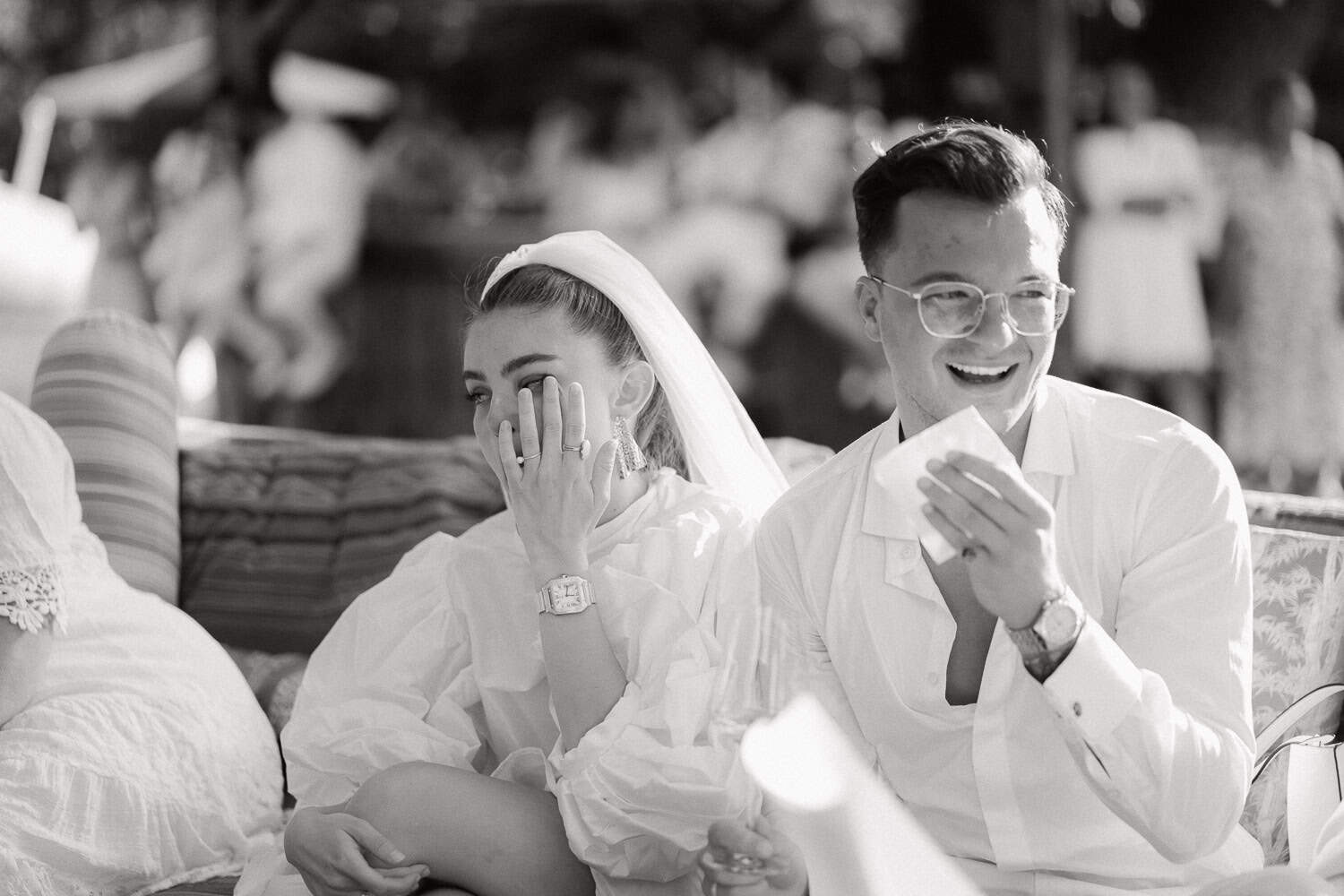 Emotionaler Hochzeitsmoment von Braut und Bräutigam in Schwarzweiß bei Stadtflucht Bergmühle