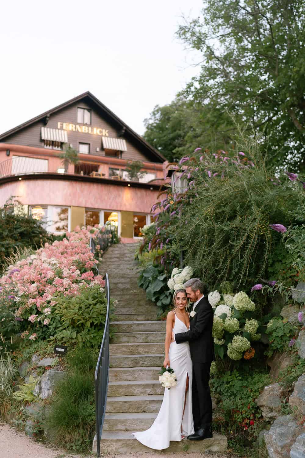 Brautpaar FERNBLICK, Hochzeit, elegantes Seidenkleid