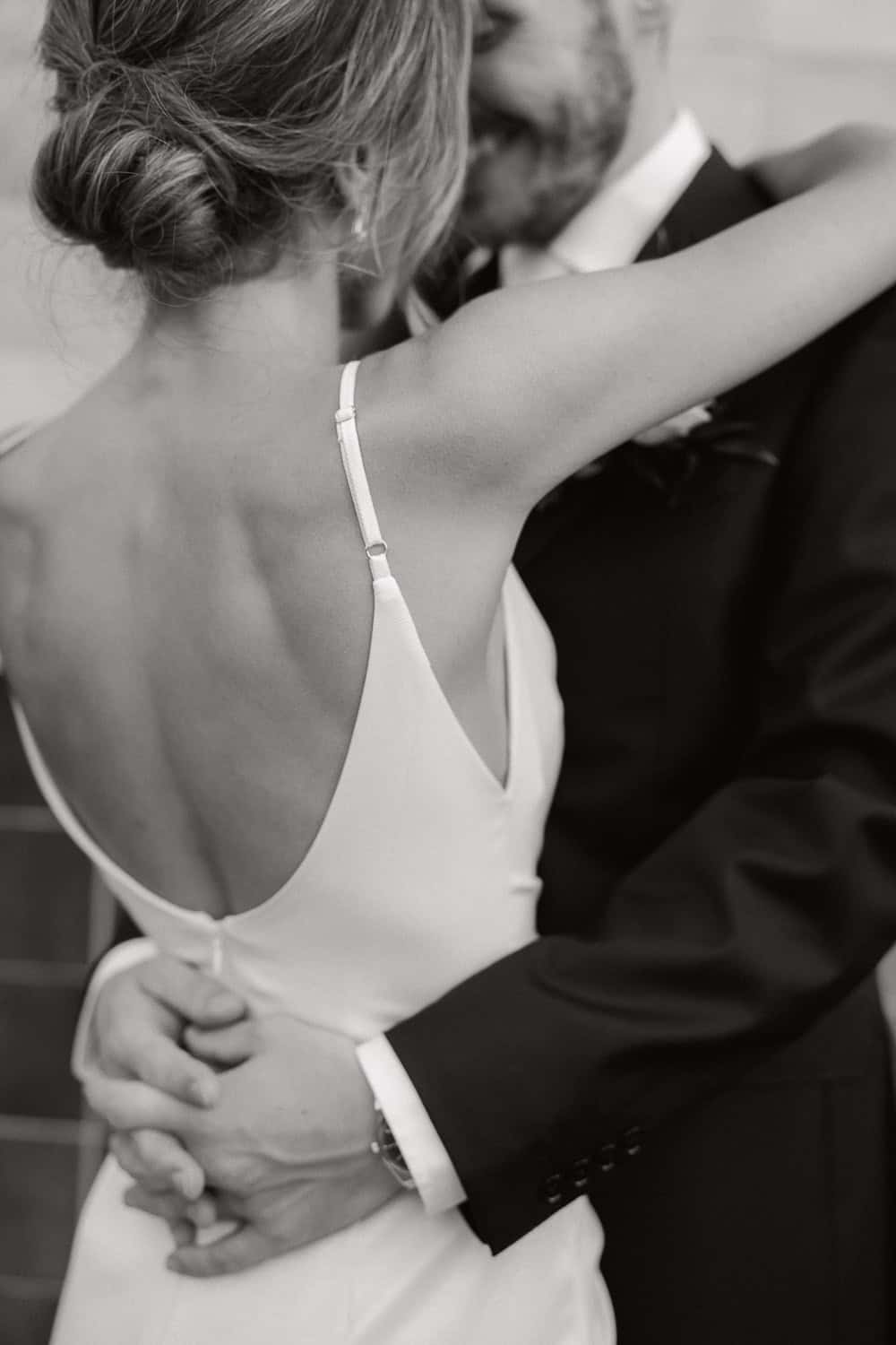 Paar Umarmung Hochzeit elegant schwarz-weiß romantisch intim im Fernblick