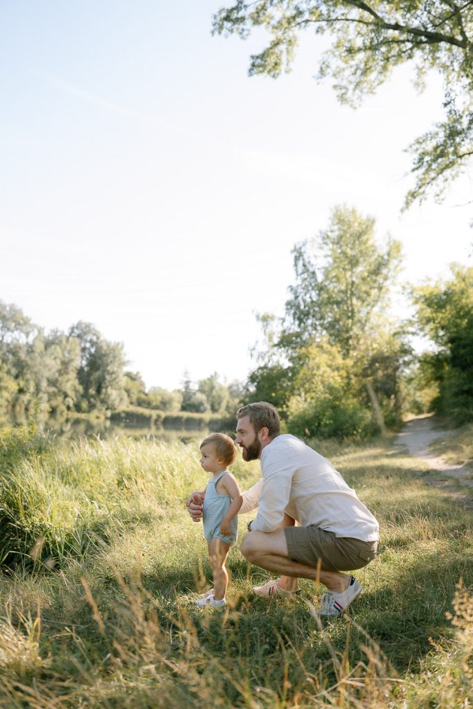 Mann mit Kind Ball Fluss Naturwiese Sonne Sommer Outdoor.