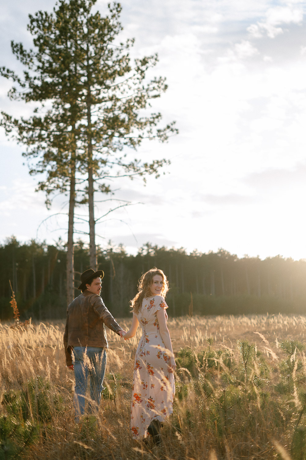 paar spaziert im Wald