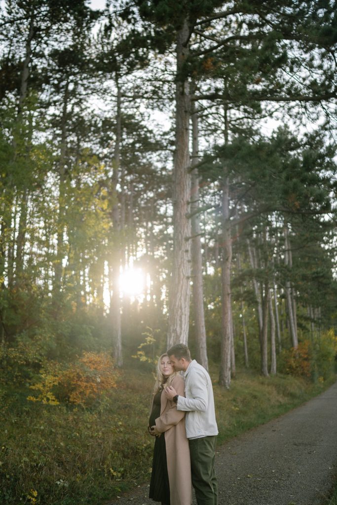 Paar im Wald auf Pfad, Sonnenstrahlen, Hochzeits-Fotoshooting Location.