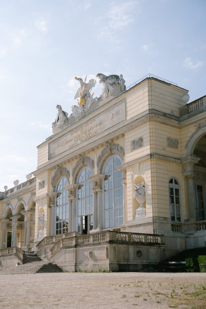 Neoklassizistisches Gebäude mit Bögen, Statuen, dekorativen Schnitzereien, Drehort.