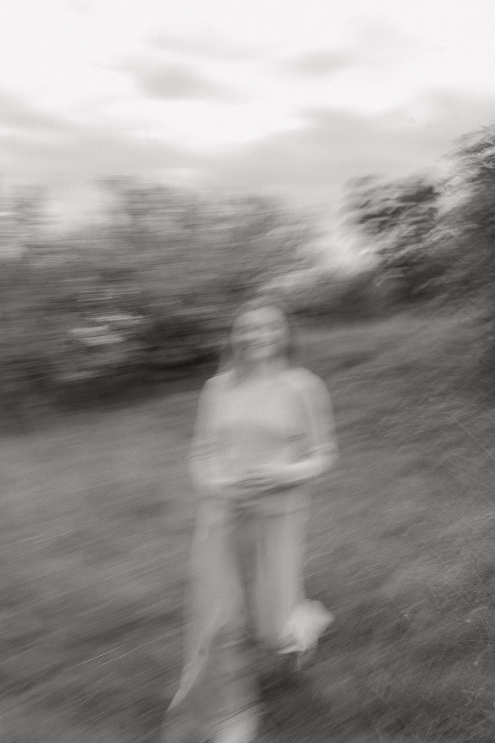 Verschwommenes Schwarz-Weiß-Foto eines Paares beim Babybauchshooting in Wien