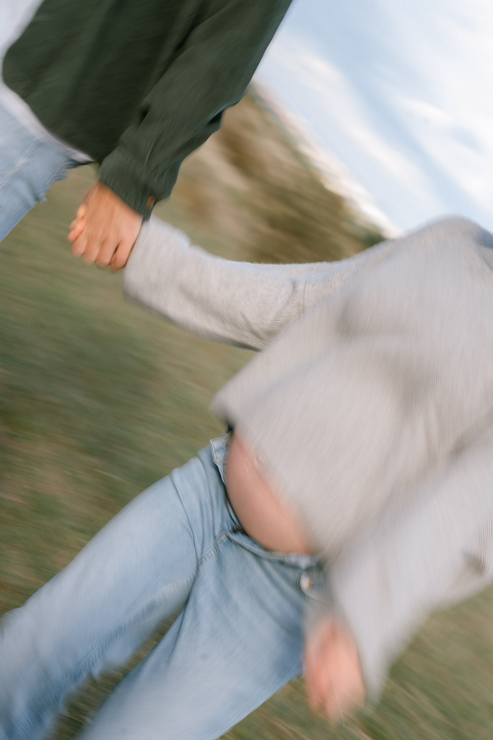 Künstlerisch verwackeltes Foto einer schwangeren Frau im Freien