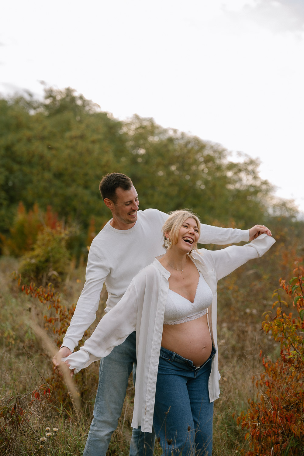 Herbstliches Babybauch Shooting im Wald in Wien – Paar genießt den Moment
