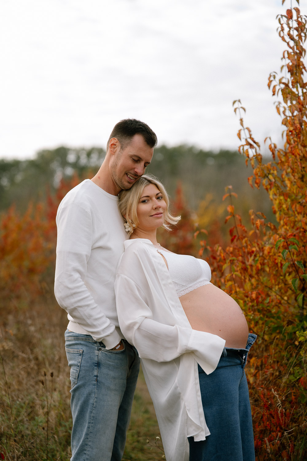 Babybauchfotos in Wien im Herbst – Paarshooting in der Natur mit warmen Farben
