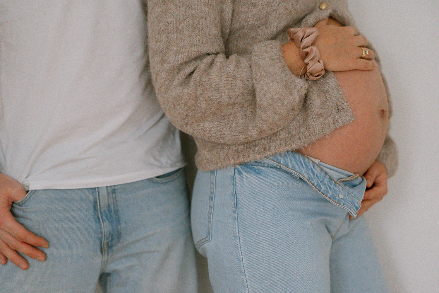 Detailaufnahme vom Babybauch – gemütliches Shooting im eigenen Zuhause in Wien