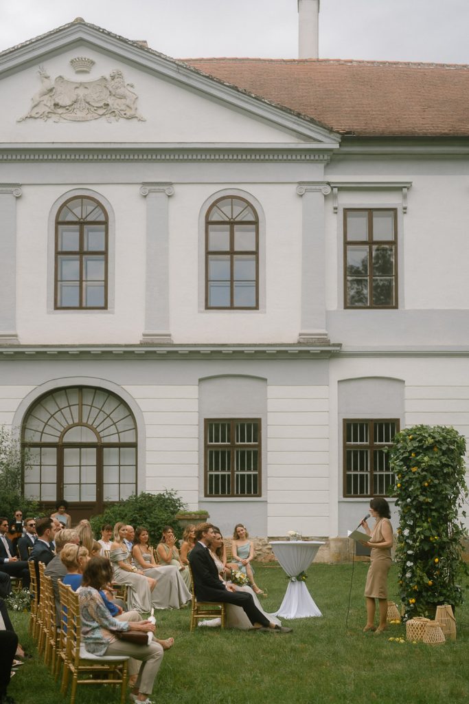Freie Trauung im Garten des Schlosses Nikitsch mit Gästen.