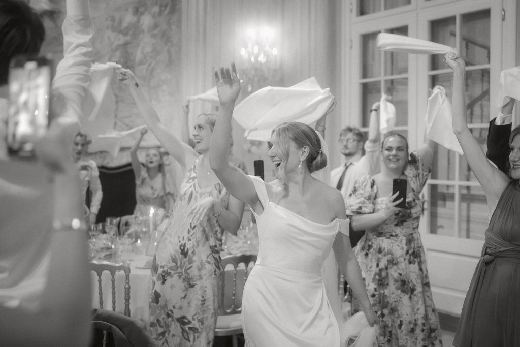 Das Brautpaar betritt tanzend den Hochzeitssaal unter Applaus der Gäste