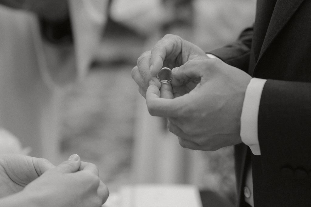 Nahaufnahme vom Ringtausch des Brautpaars in Schwarzweiß bei Attersee