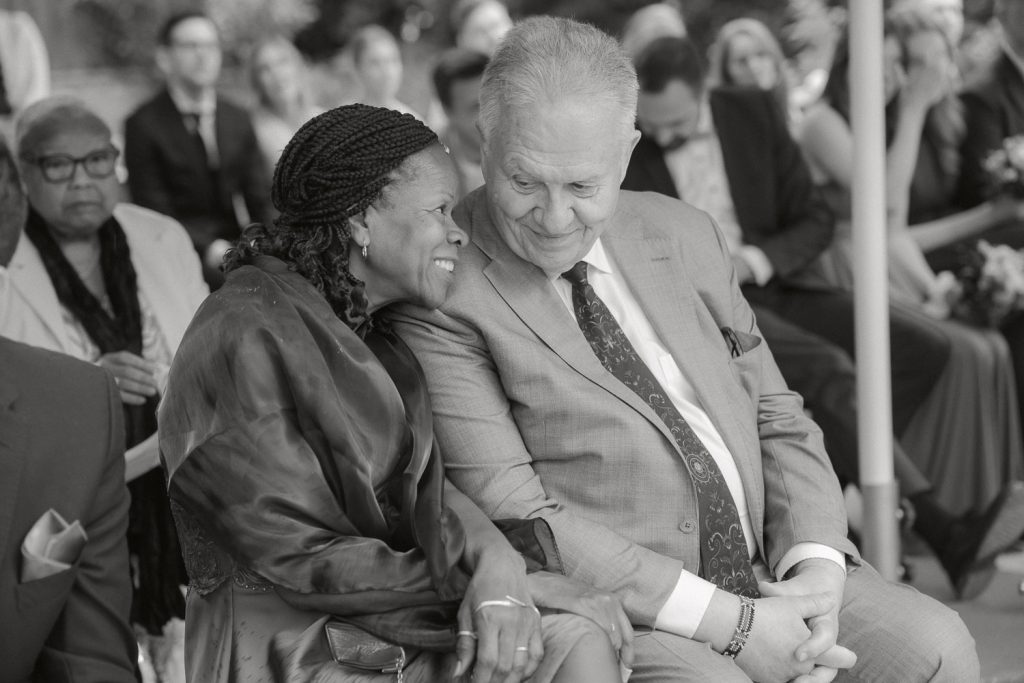 Gäste in liebevoller Umarmung während der Zeremonie – Hochzeit in den Bergen.