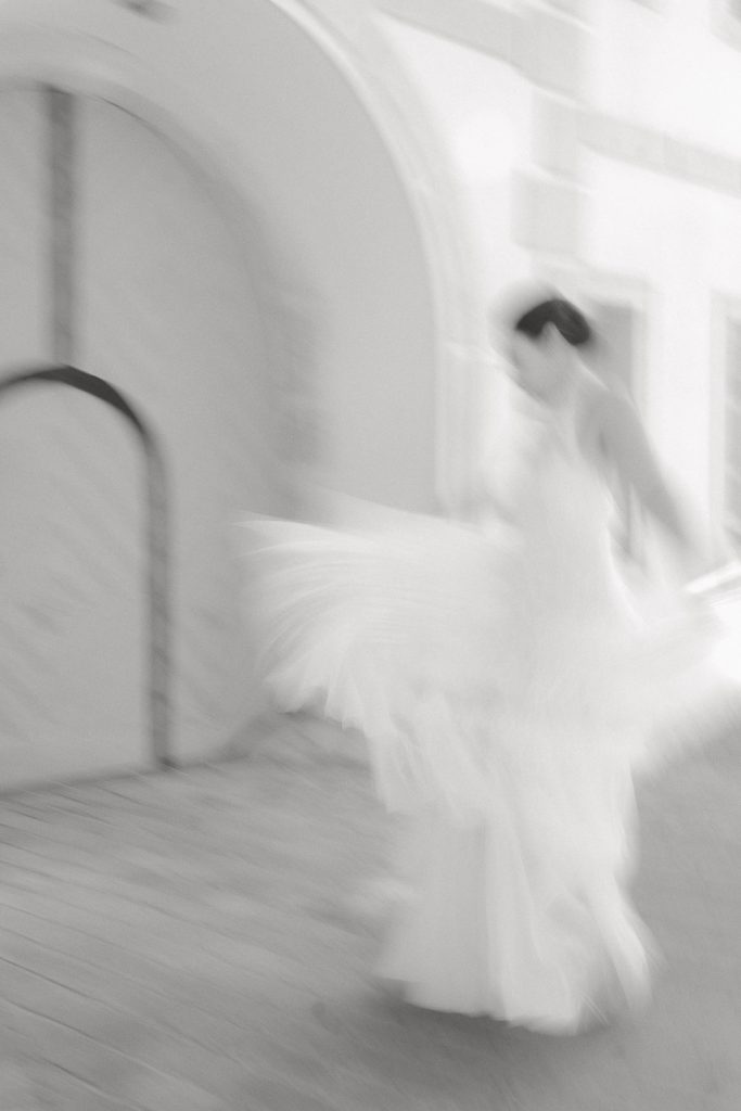 Bewegte Aufnahme der Braut – künstlerisches Porträt einer Hochzeit bei Wien.