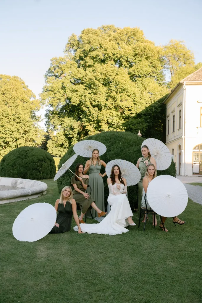 Braut mit Brautjungfern im Schlossgarten von Kittsee bei sommerlicher Hochzeit