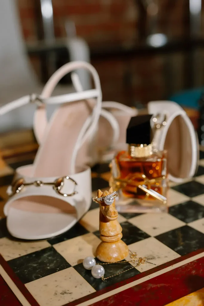Detailaufnahme von Brautschuhen, Parfum und Ringen im Schloss Grafenegg