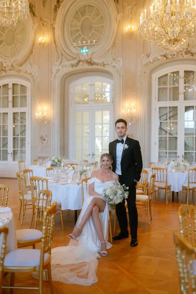 Brautpaar im eleganten Festsaal von Schloss Laxenburg bei der Hochzeit