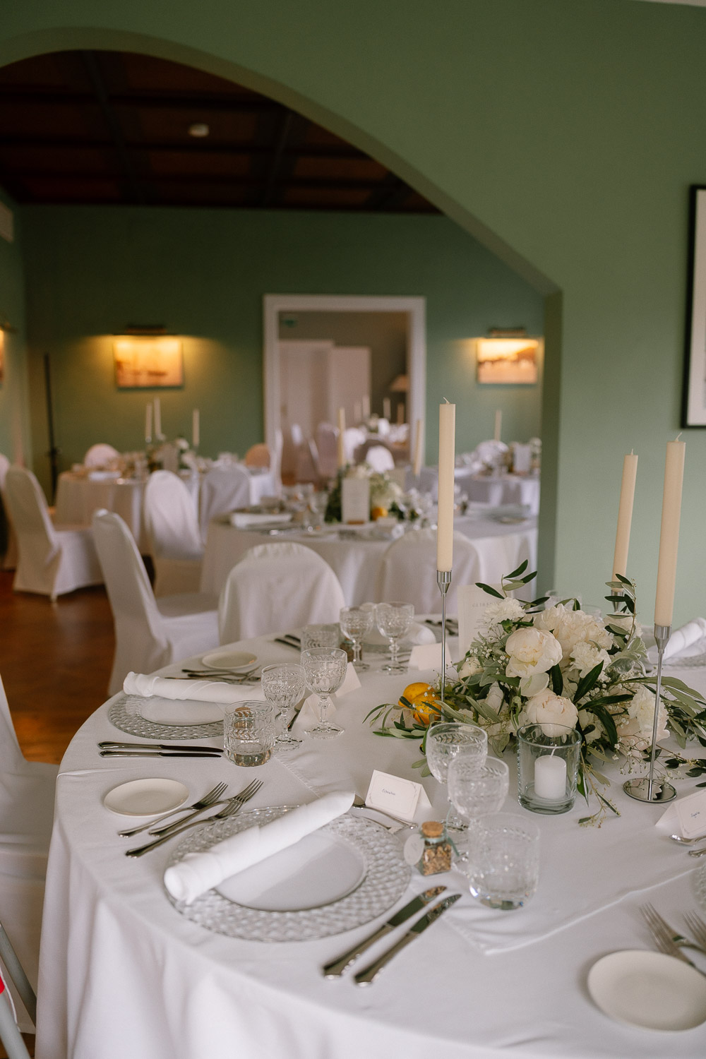 Elegante Tischdekoration mit weißen Blumen bei einer Hochzeit in Wien