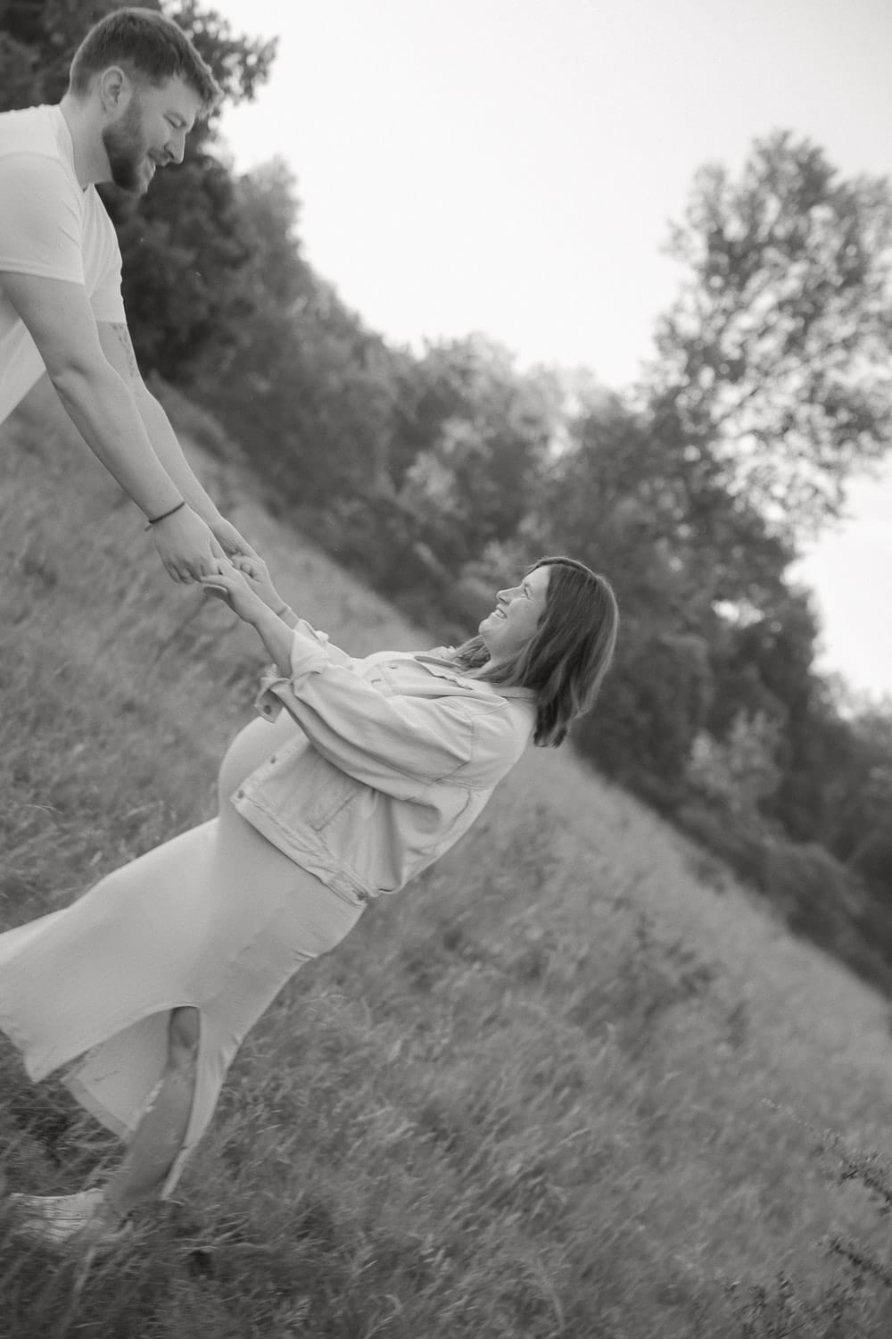 Babybauch Shooting in Wien in der 31. Schwangerschaftswoche mit Partner in der Natur.
